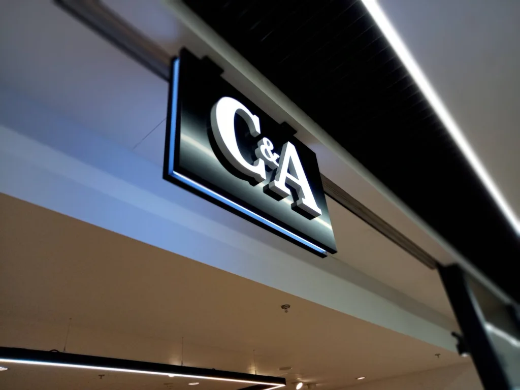 Modernization of the visual identity of a fashion retail chain in Central Europe