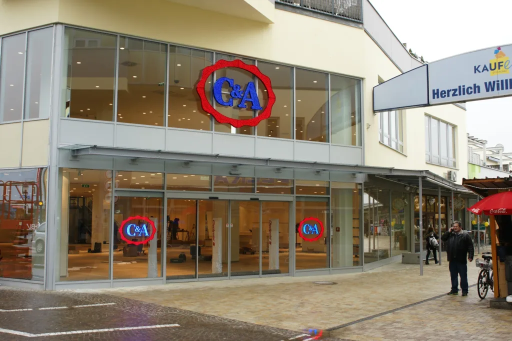 Modernization of the visual identity of a fashion retail chain in Central Europe