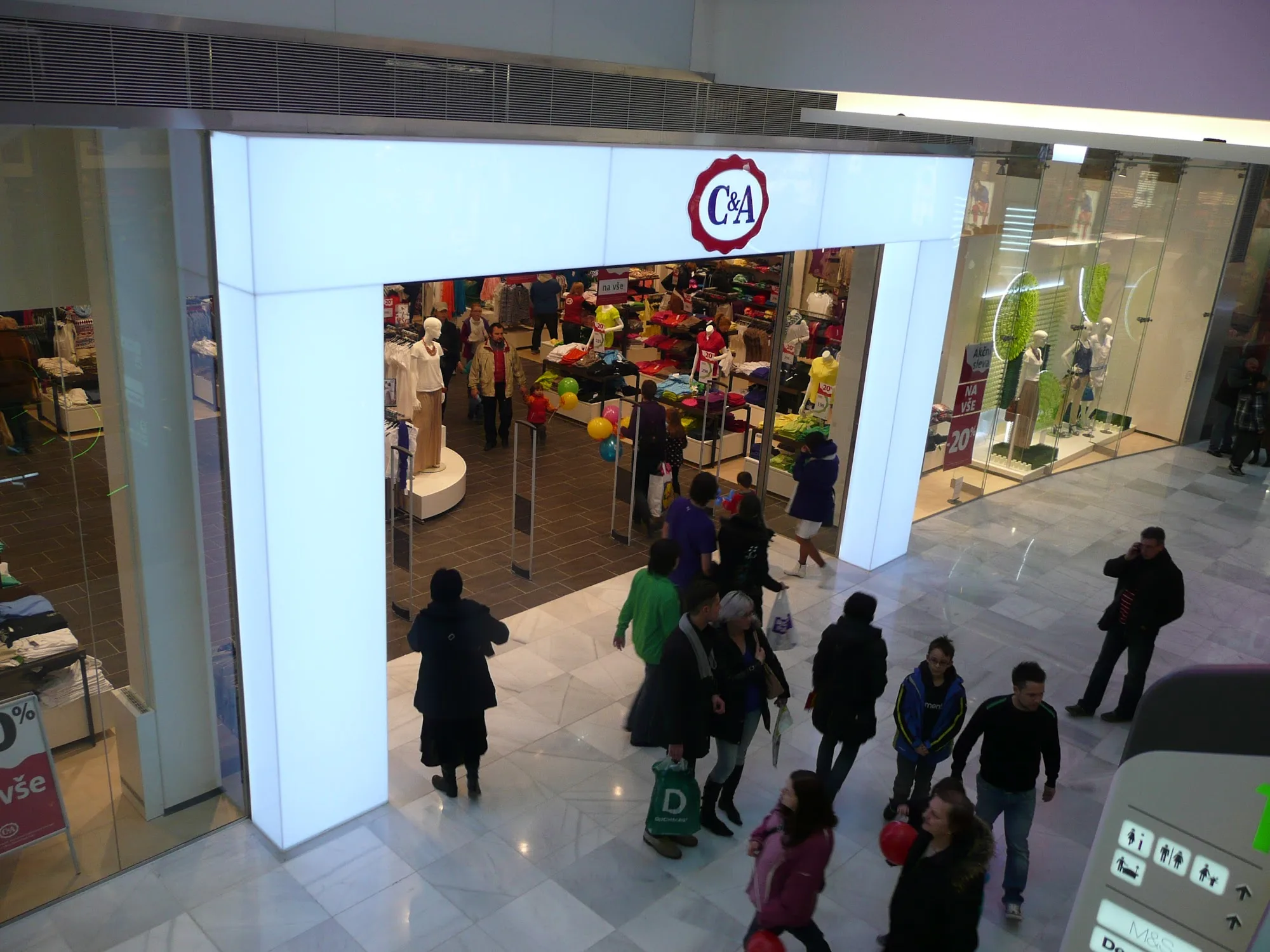 Modernization of the visual identity of a fashion retail chain in Central Europe