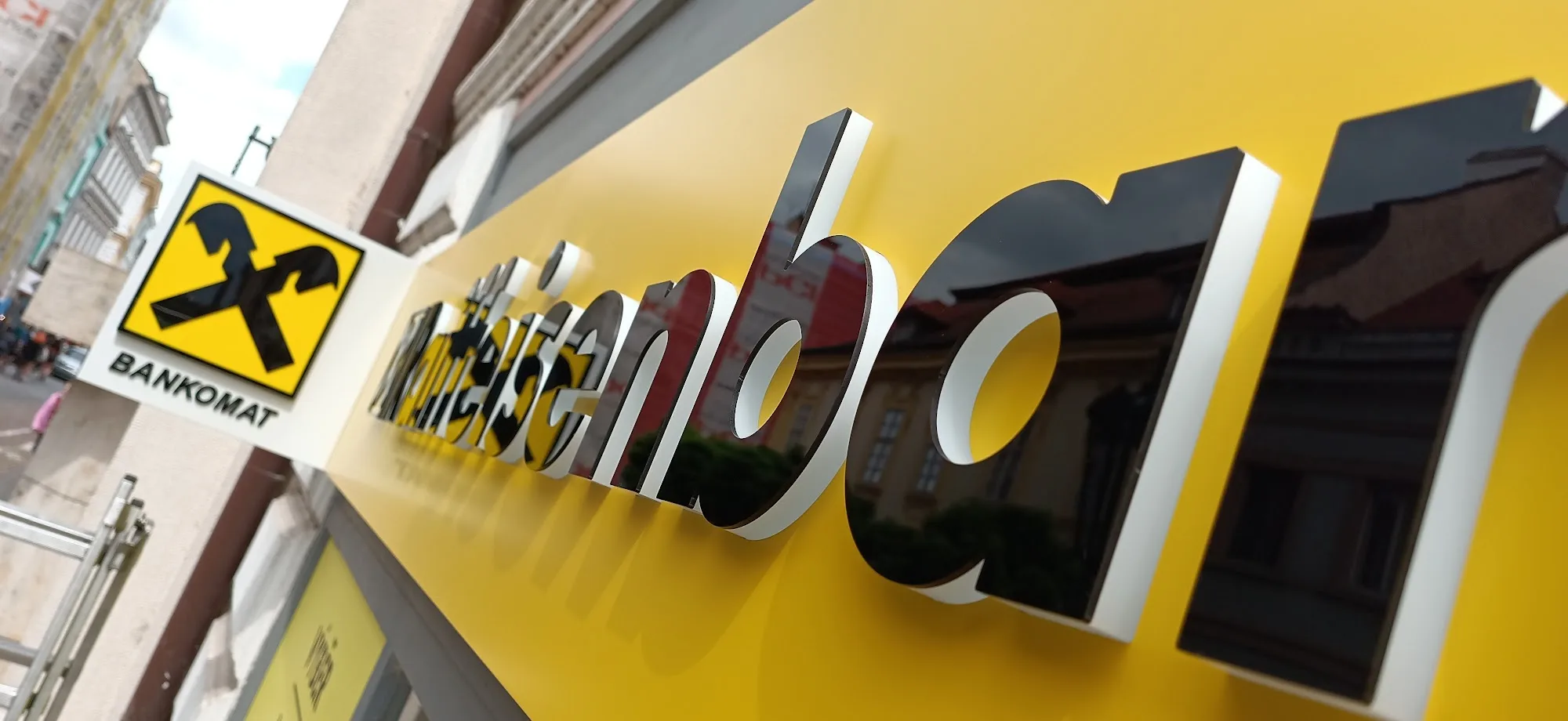 Celonárodní rebranding poboček a rozšíření sítě
