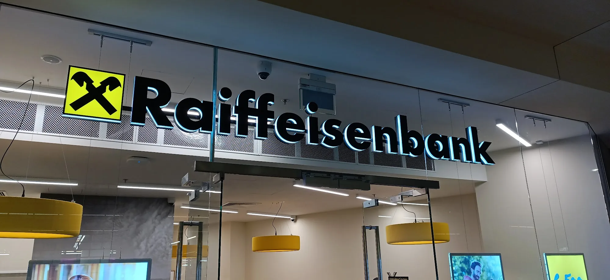 Celonárodní rebranding poboček a rozšíření sítě