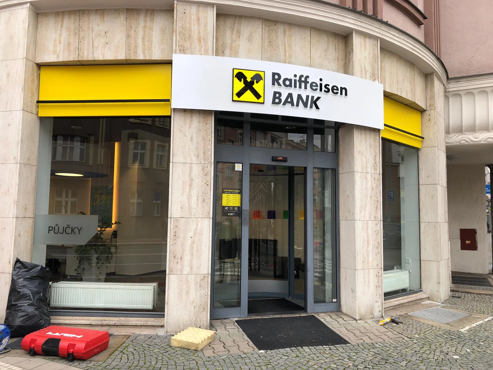 Celonárodní rebranding poboček a rozšíření sítě