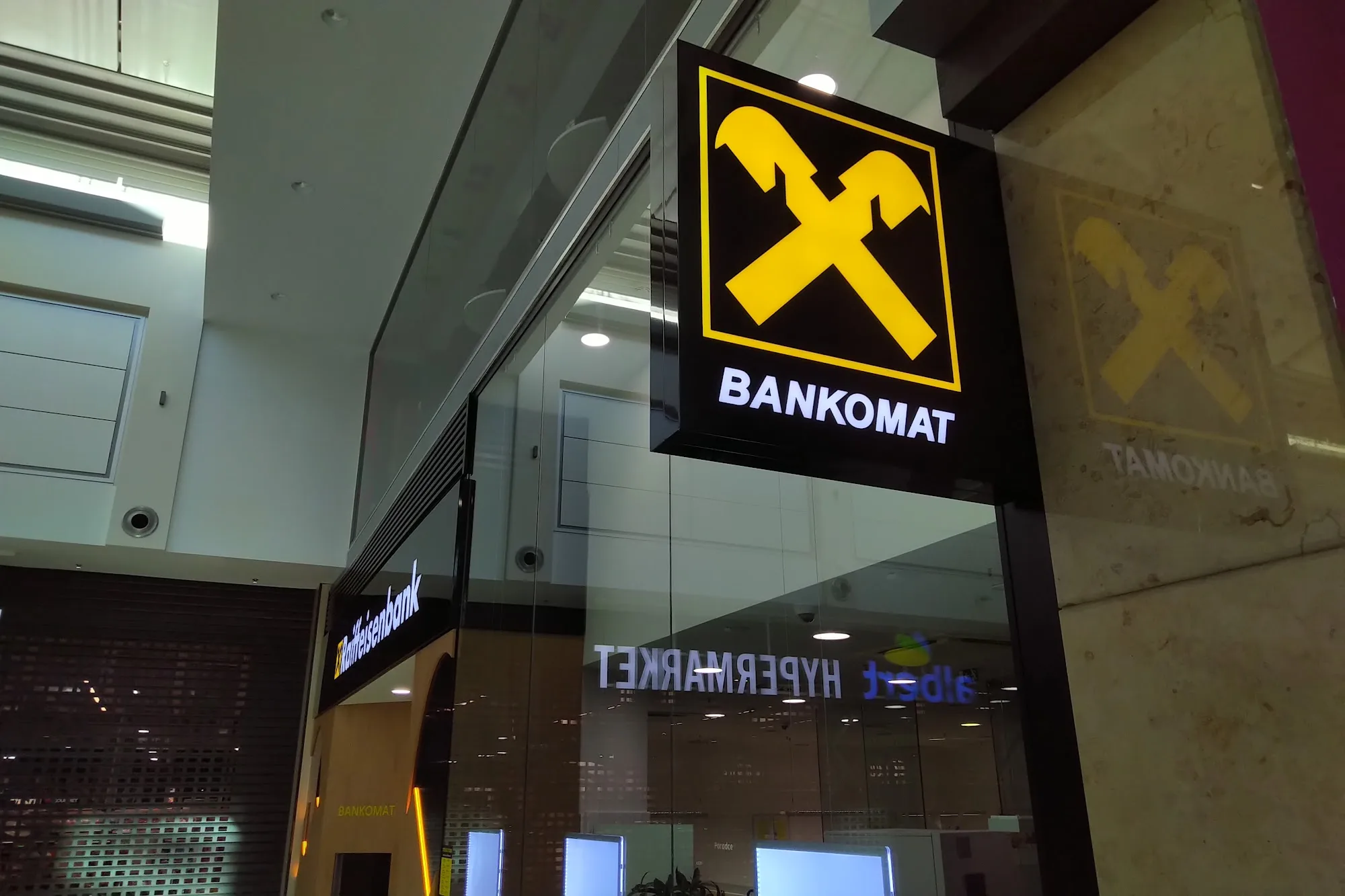 Celonárodní rebranding poboček a rozšíření sítě